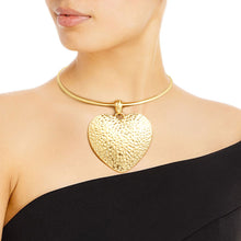 Load image into Gallery viewer, Gold Hammered Metal Heart Choker
