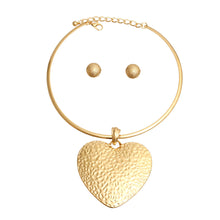 Load image into Gallery viewer, Gold Hammered Metal Heart Choker
