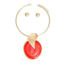 Load image into Gallery viewer, Gold Curved Leaf Red Pendant Set
