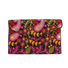 Cargar imagen en el visor de la galería, Black Embroidered Envelope Clutch
