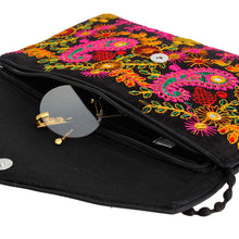 Cargar imagen en el visor de la galería, Black Embroidered Envelope Clutch
