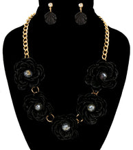Load image into Gallery viewer, Five Flowers Necklace Set
