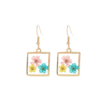 Load image into Gallery viewer, Square Gold Dried Flower Earrings
