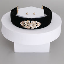 Load image into Gallery viewer, Velvet Stoned Choker
