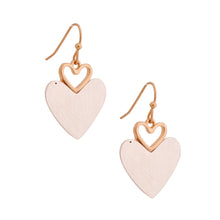 Cargar imagen en el visor de la galería, Scratched Heart Drop Earrings
