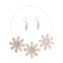 Load image into Gallery viewer, Ivory Triple Flower Wire Collar
